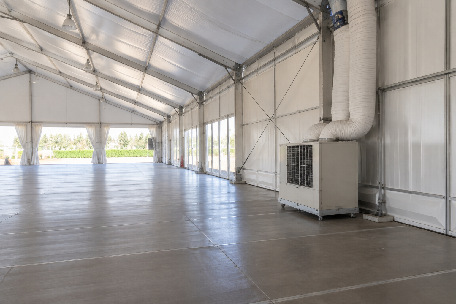 Mobiele airco opgesteld in een grote aluhal voor koeling tijdens evenementen